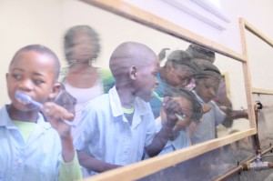 Zahnprophylaxe-Container für Afrika-afrikanische Kinder beim Zaehneputzen